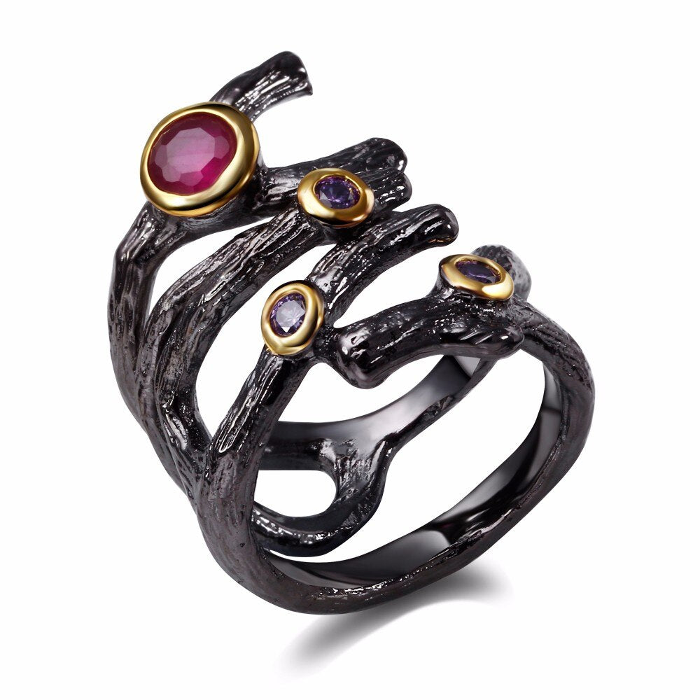 Gothic ring met kleine rode sierstenen