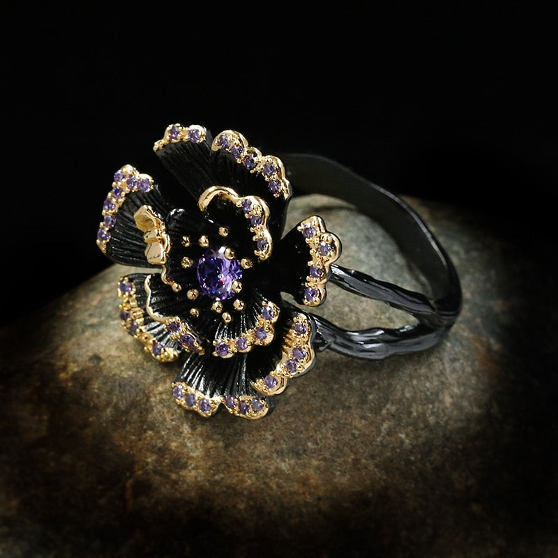 Bloeiende bloem ring met paarse siersteen