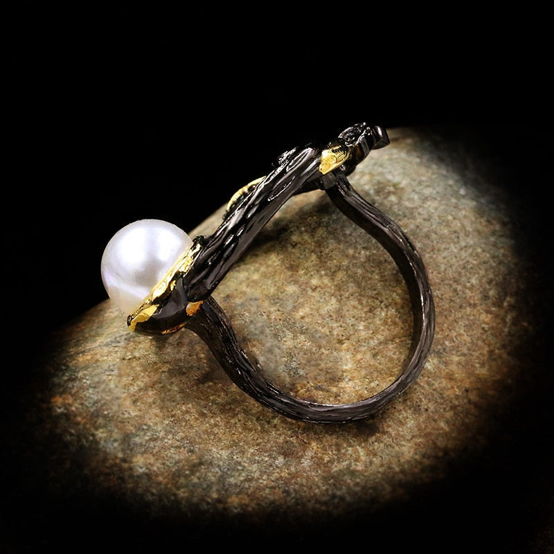 Retro ring met witte parel