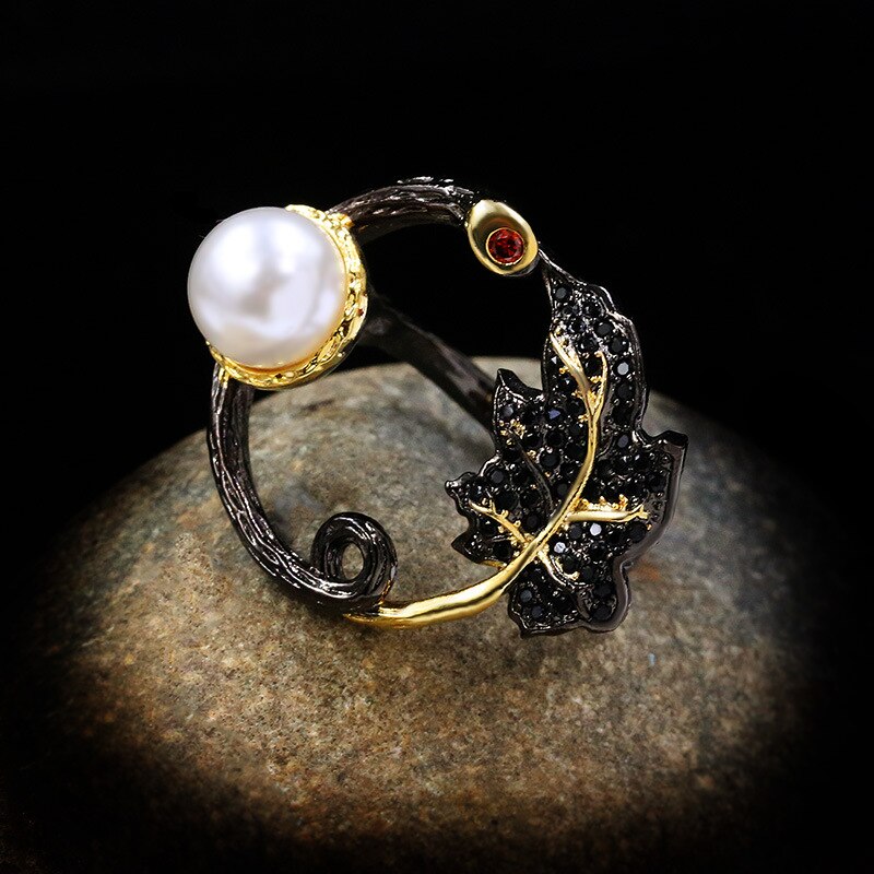 Retro ring met witte parel