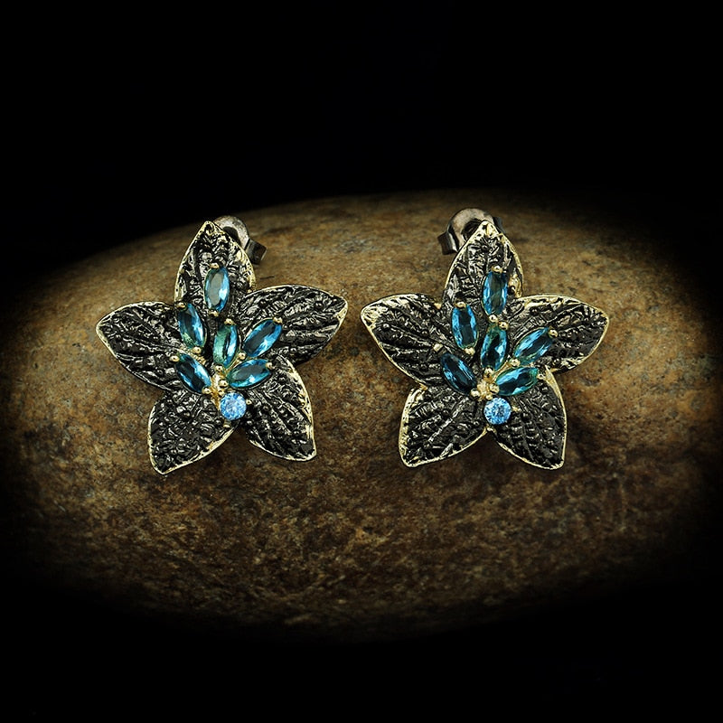 Bloemvormige oorbellen met blauwe sierstenen