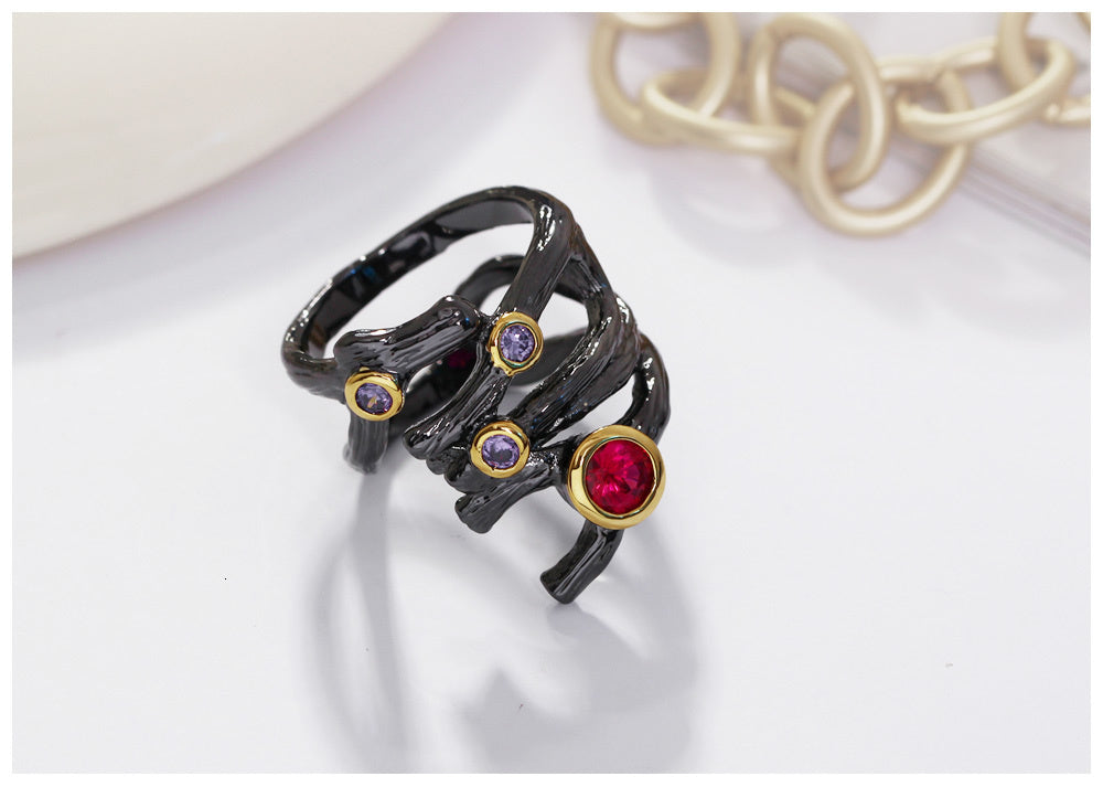 Gothic ring met kleine rode sierstenen
