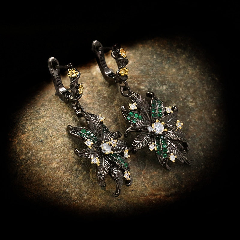 Fleurige oorbellen met groene en diamanten sierstenen