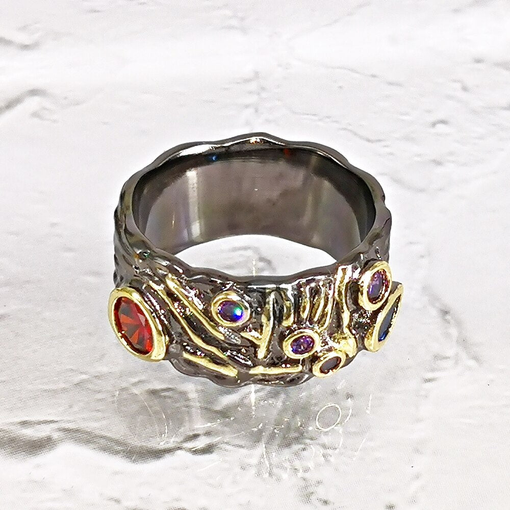 Gothic ring met verschillende sierstenen