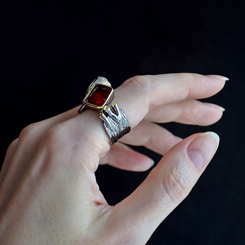 Ring met grote rode siersteen