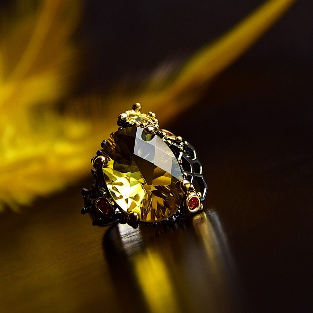 Fleurige ring met grote gele siersteen