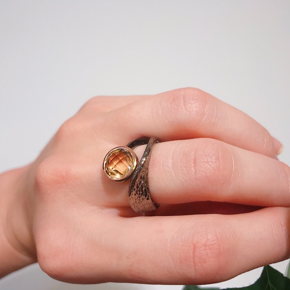 Eenvoudige ring met licht gele siersteen