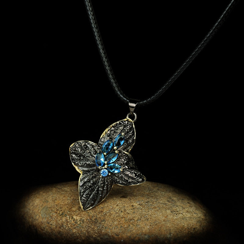 Bloemvormige halsketting met blauwe sierstenen