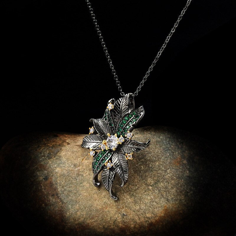 Fleurige halsketting met groene en diamanten sierstenen