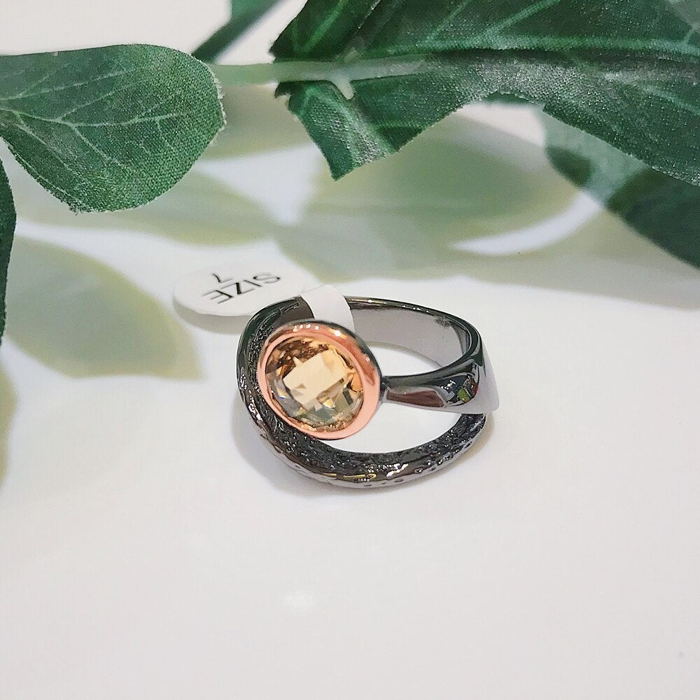Eenvoudige ring met licht gele siersteen