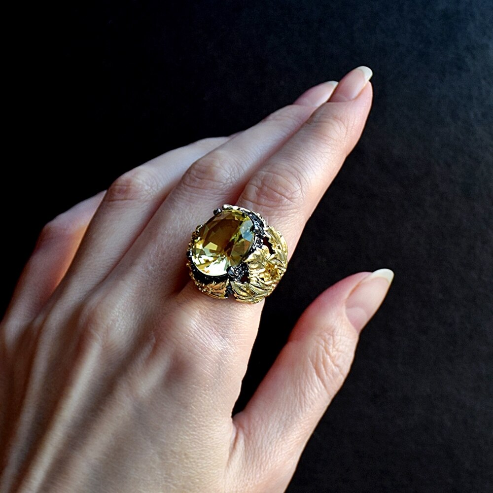 Fleurige ring met goud en groene siersteen