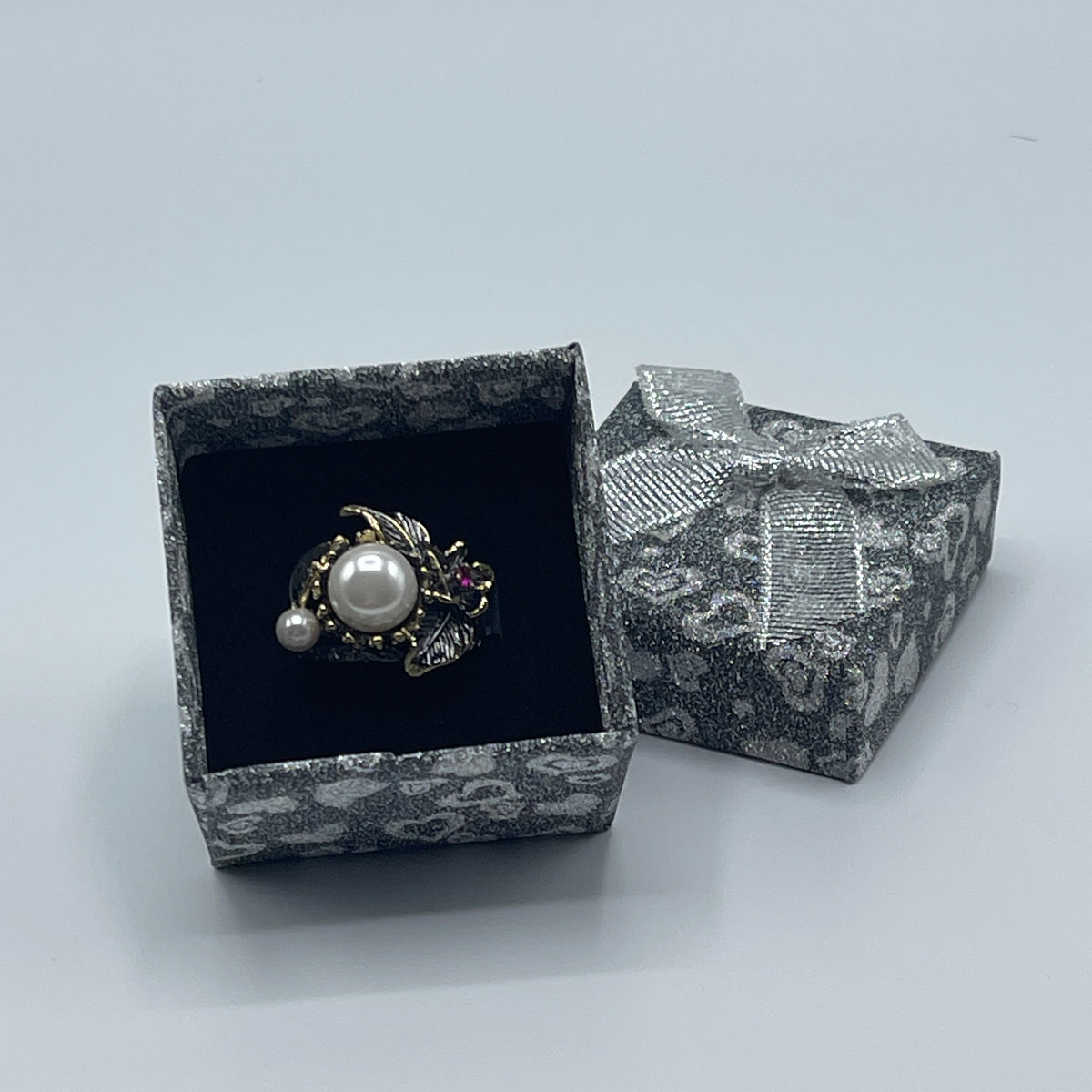 Florale ring met grote parel