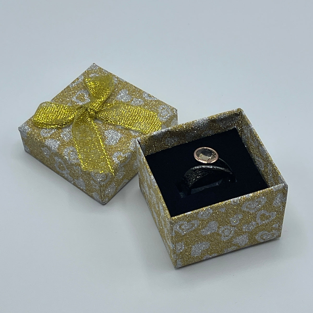 Eenvoudige ring met licht gele siersteen