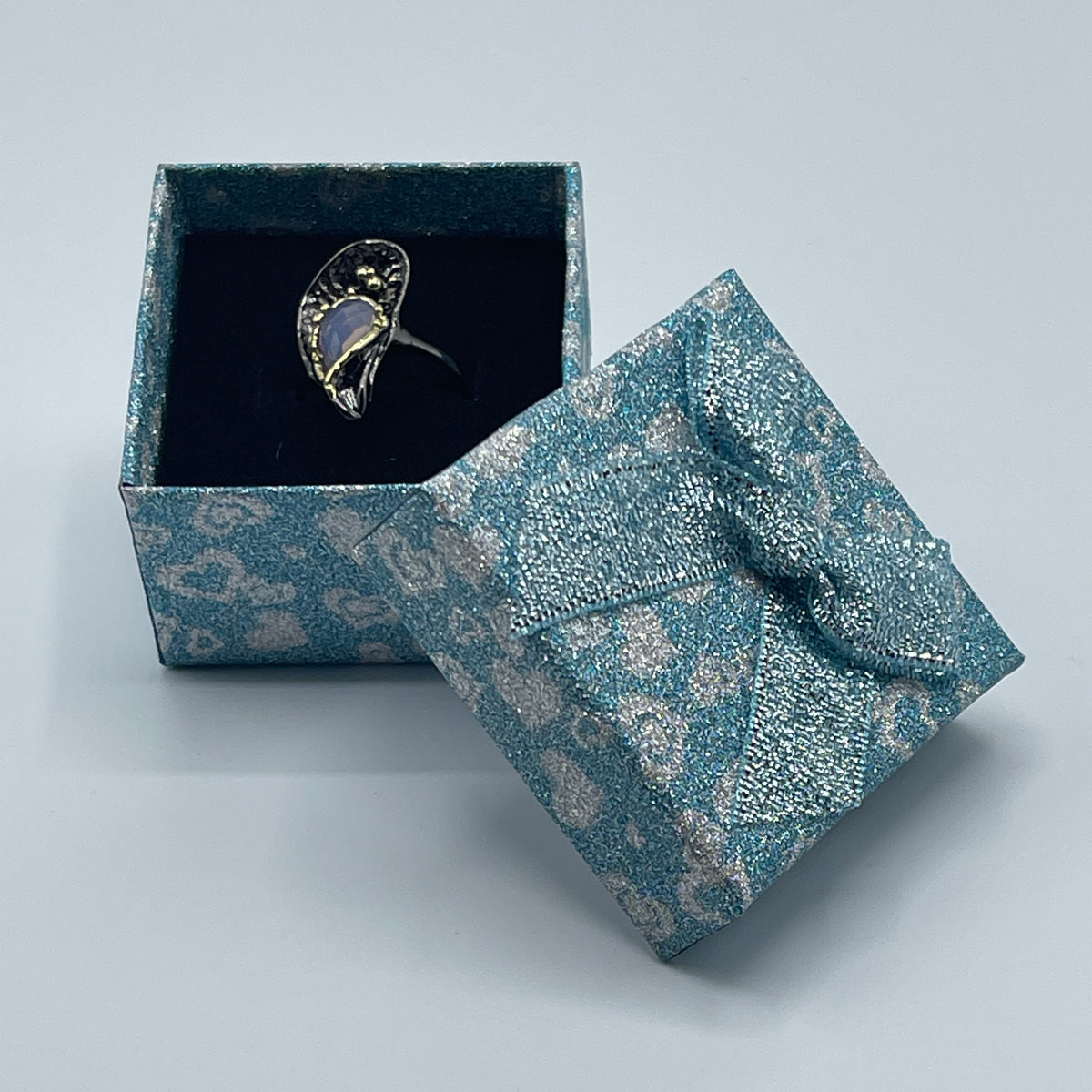 Ring met grote roze siersteen