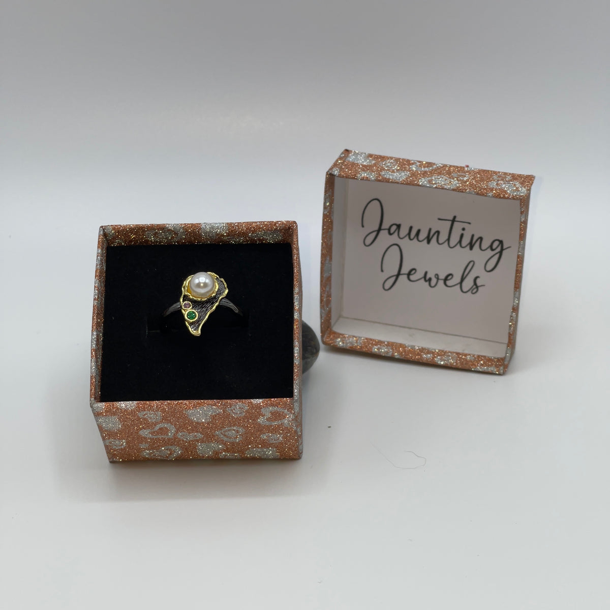 Bladvormige zwart-gouden ring met grote parel