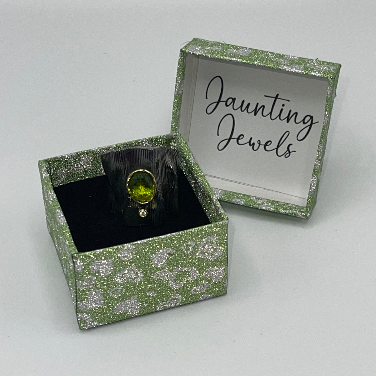 Rechthoekige ring met groene siersteen