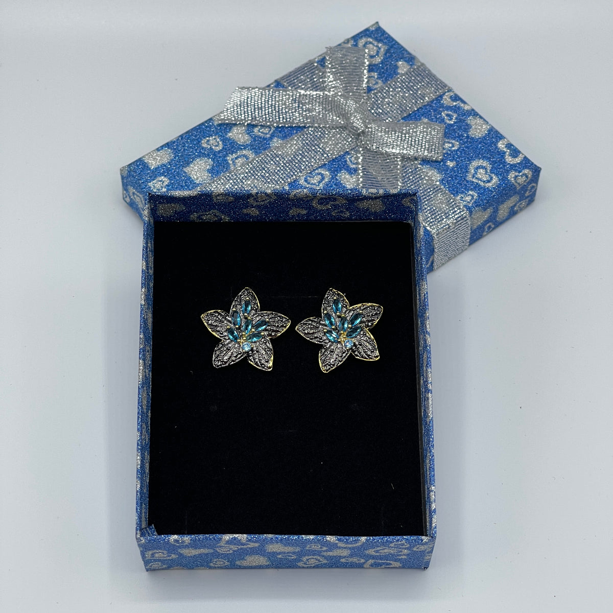 Bloemvormige oorbellen met blauwe sierstenen
