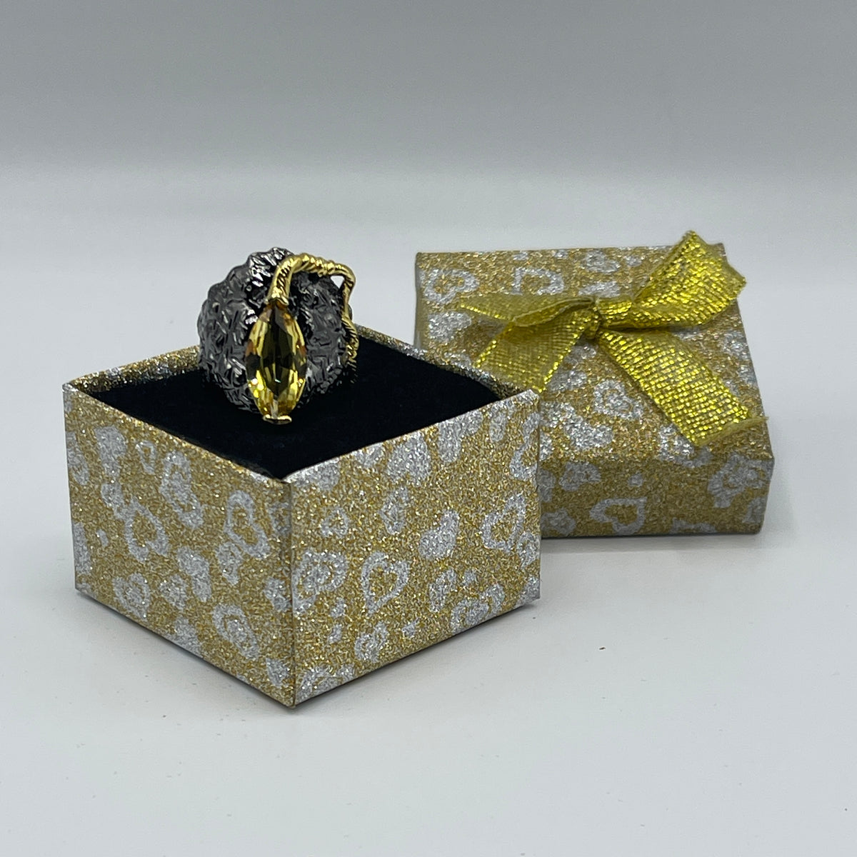 Unieke ring met gele siersteen