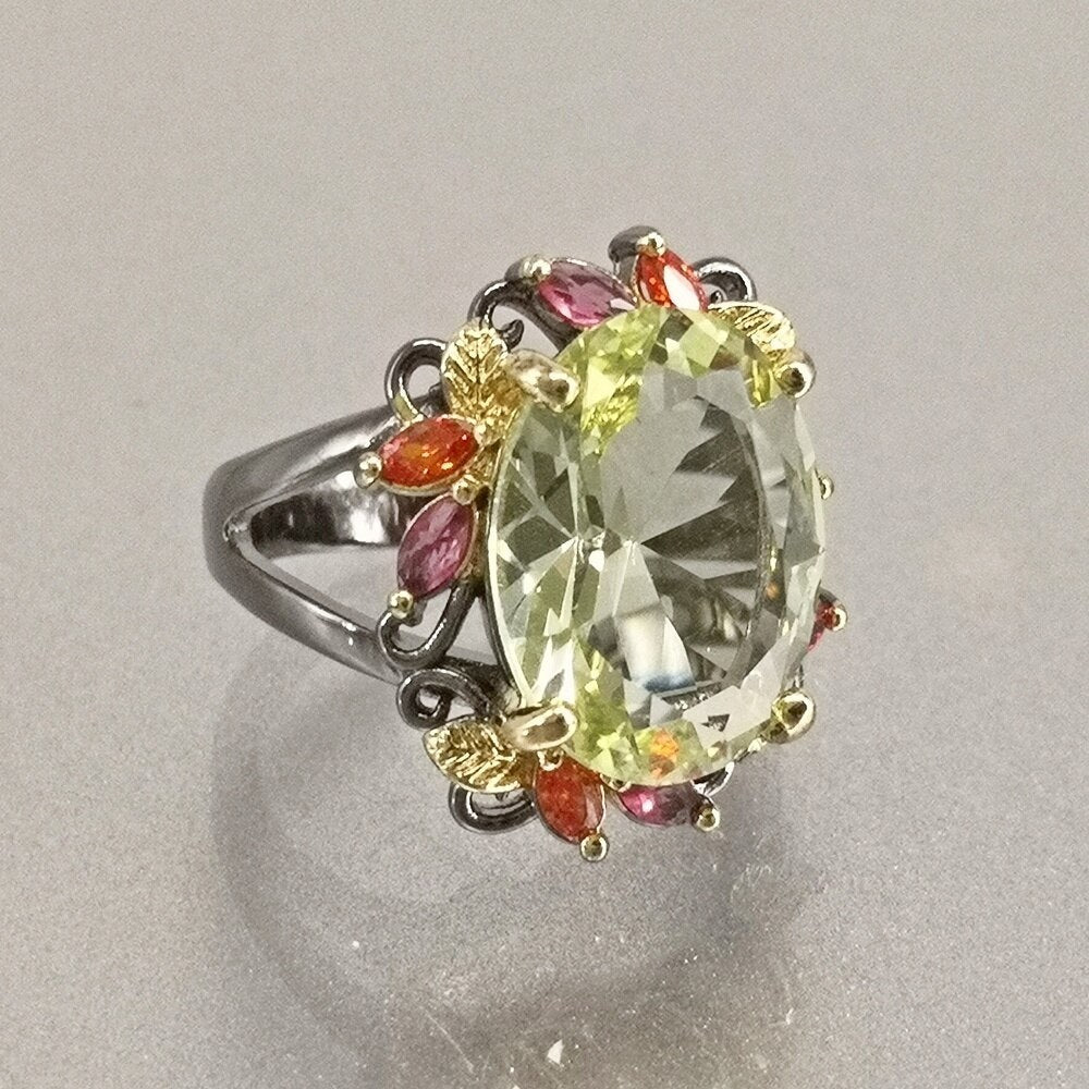 Fleurige ring met grote groene siersteen