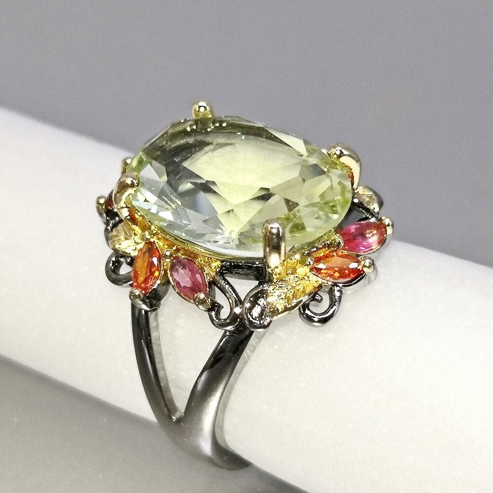 Fleurige ring met grote groene siersteen