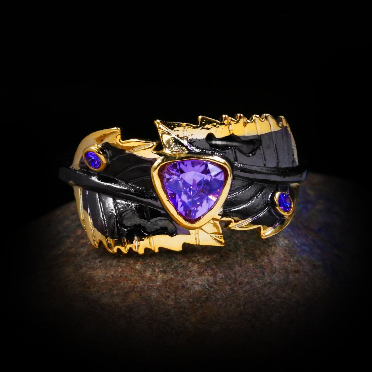 Bladvormige ring met paarse siersteen