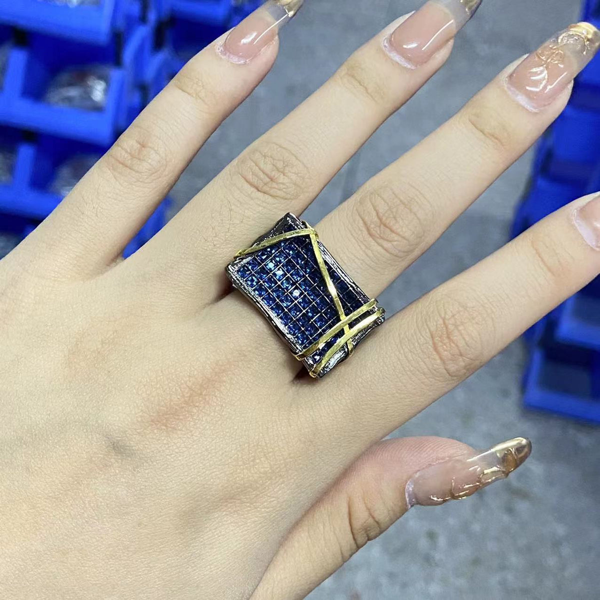 Geometrische ring met blauwe sierstenen