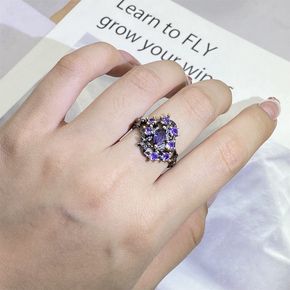 Fleurige ring met paarse sierstenen