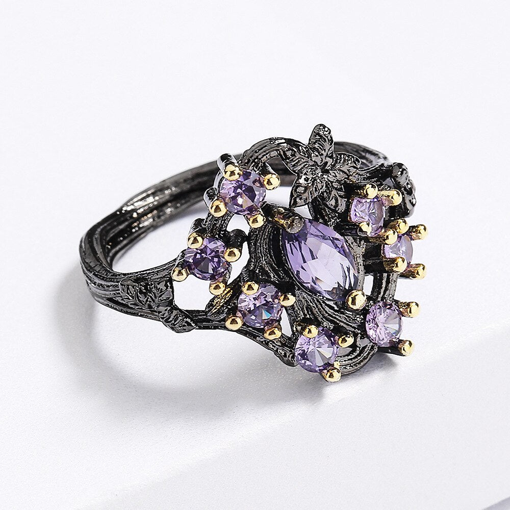 Fleurige ring met paarse sierstenen