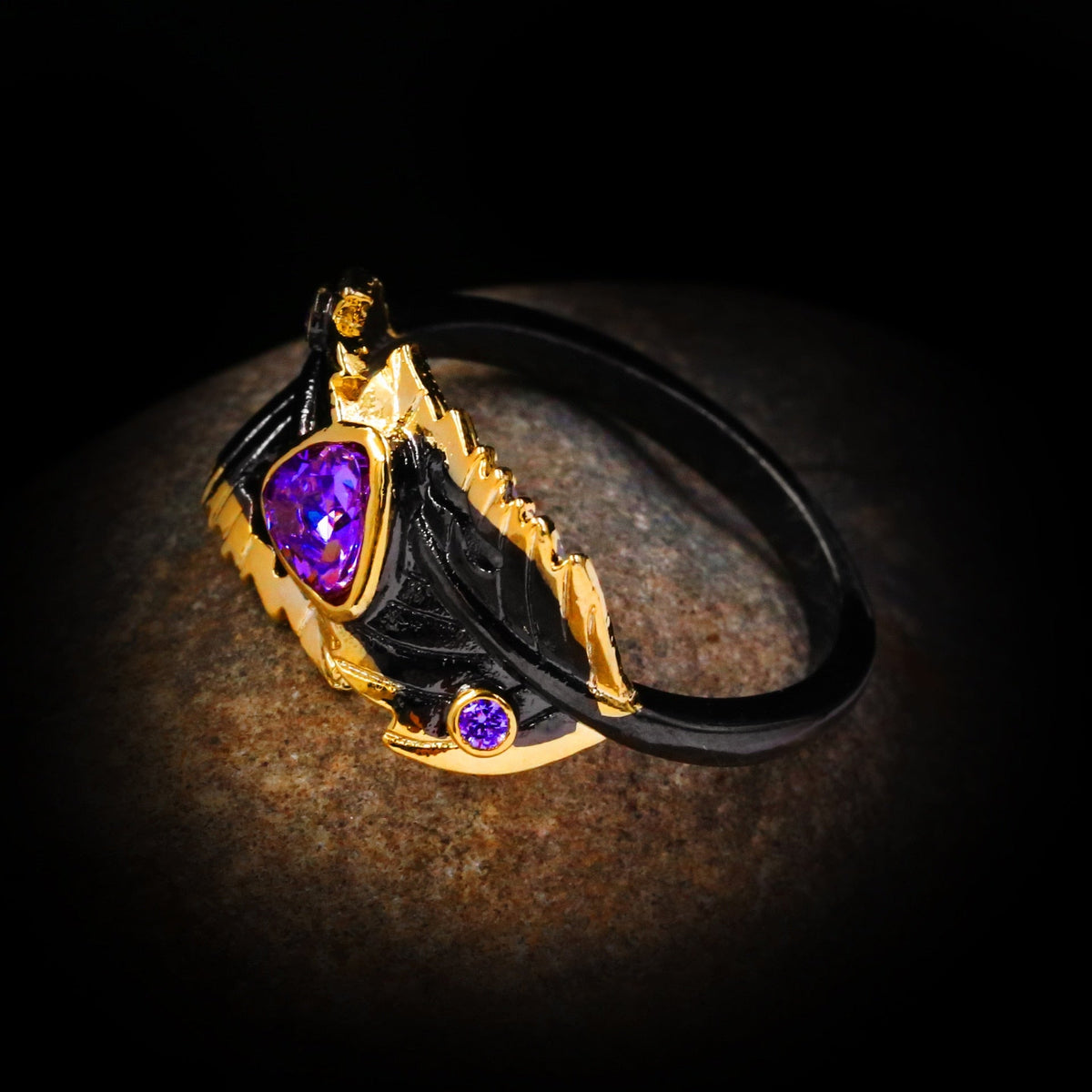 Bladvormige ring met paarse siersteen