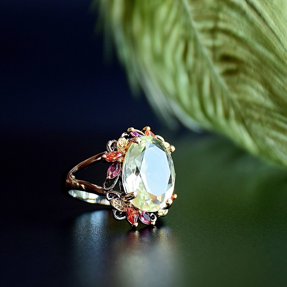 Fleurige ring met grote groene siersteen