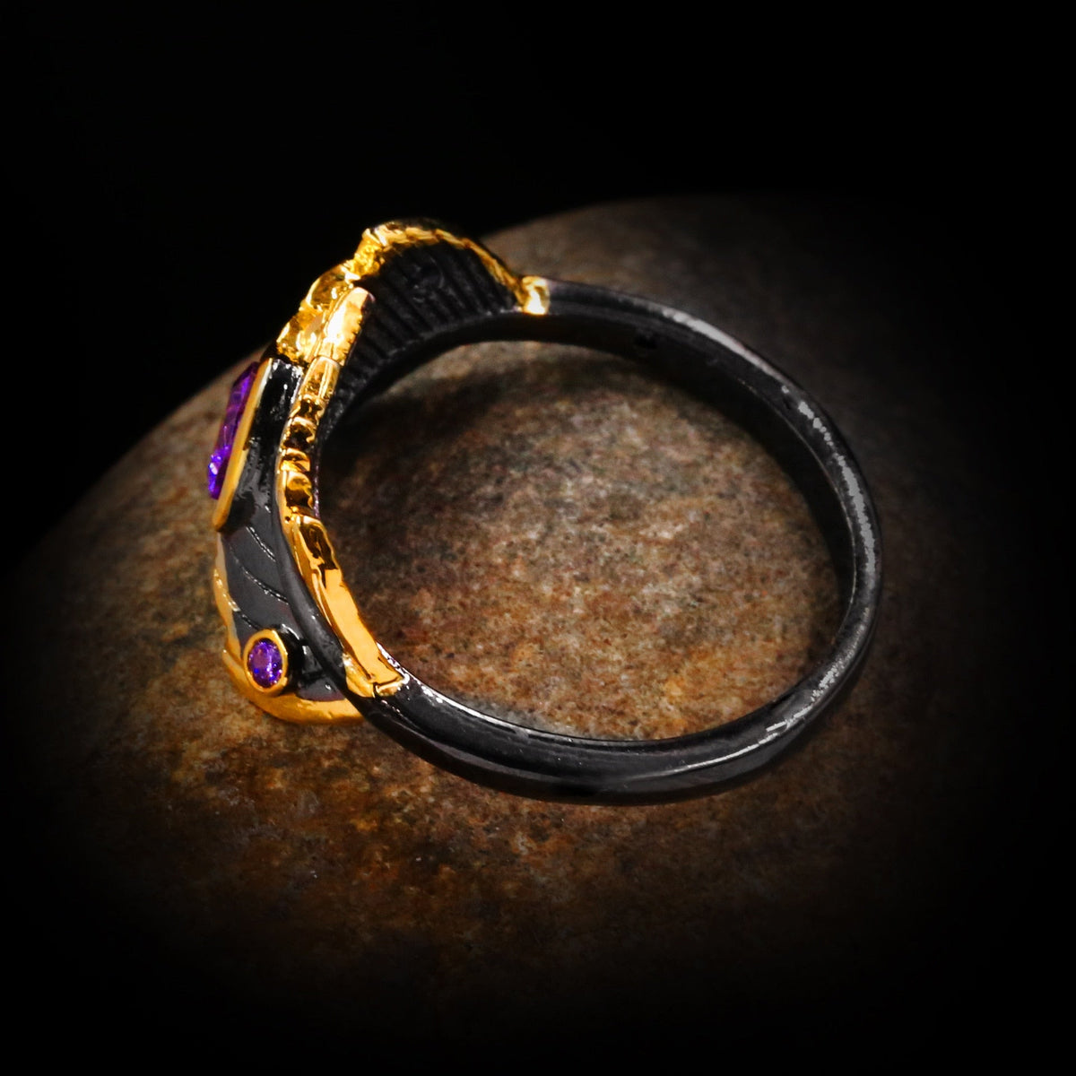 Bladvormige ring met paarse siersteen