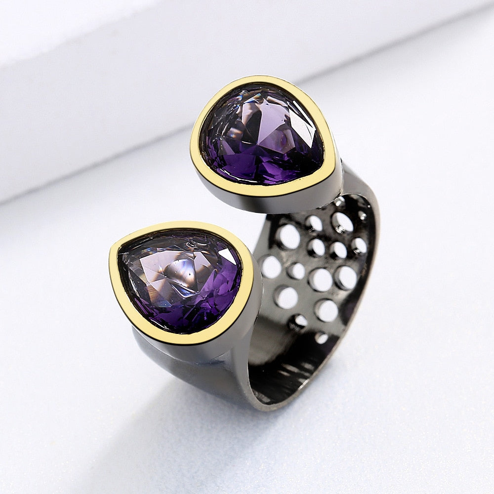 Zwarte waterdruppel ring met paarse siersteen