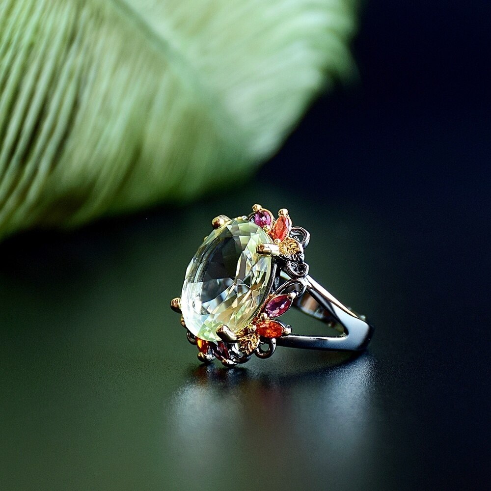 Fleurige ring met grote groene siersteen